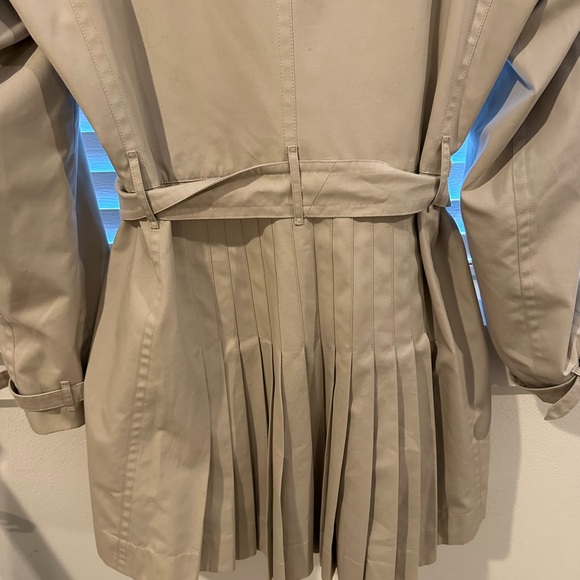 BURBERRY Double Breasted Trench Coat with pleated skirt in great condition - Picture 5 of 12